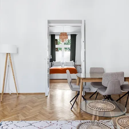 The Emerald Door Apt, 60 M2, 2 Min To Main Square By Gio Loft